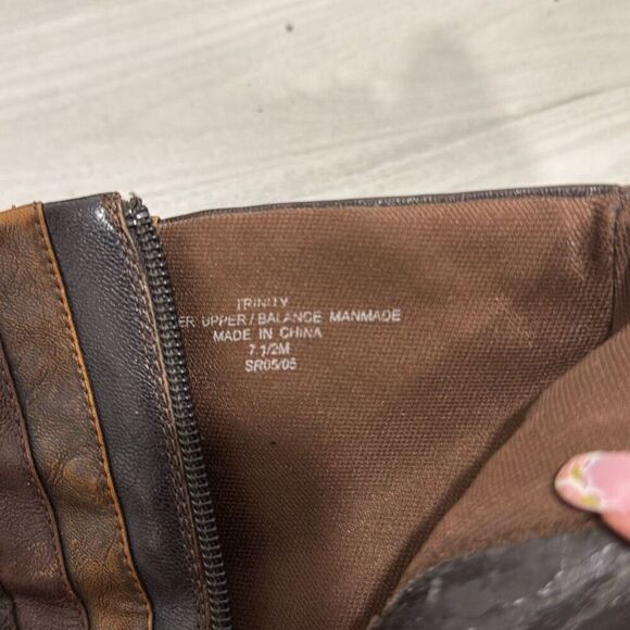 Liz Claiborne Women’s Faux Leather Brown Ankle boots Size 7.5 - Picture 5 of 6